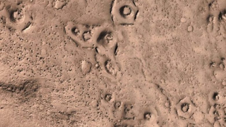 Kërkuesit e UFO-ve pretendojnë se në Mars kanë gjetur ‘qytete të fortifikuara’ (Foto)