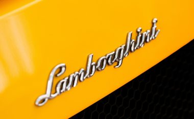 Lamborghini Urus SUV i kamufluar, fotografohet në parkingun e aeroportit (Foto)