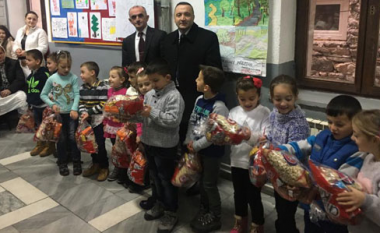 Komuna e Mavrovës ndanë rreth 600 dhurata për fëmijët e shkollave fillore