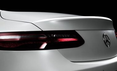 Mercedes-Benz tregon disa pjesë të modelit që do ta lansojë nesër (Video)