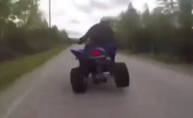 Ngasësi i makinës së shpejtë, shtyu qëllimisht policin në motoçikletë (Video)