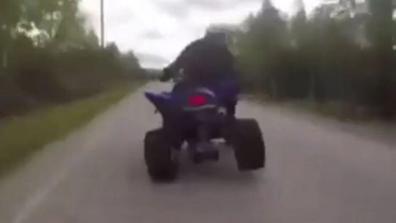 Ngasësi i makinës së shpejtë, shtyu qëllimisht policin në motoçikletë (Video)