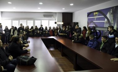 Një grup nxënësish të shkollës medicinale vizitojnë komunën e Tetovës
