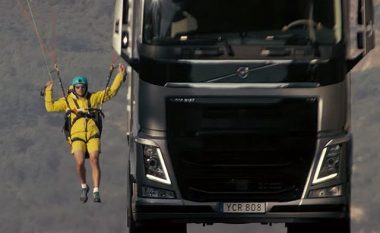 Paraglajderi tërhiqet nga kamioni Volvo, shikoni ngjarjen e rrezikshme dhe me të papritura (Video)