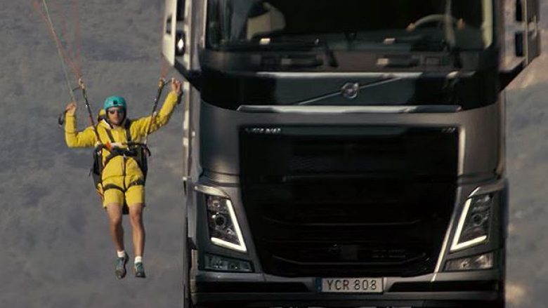 Paraglajderi tërhiqet nga kamioni Volvo, shikoni ngjarjen e rrezikshme dhe me të papritura (Video)