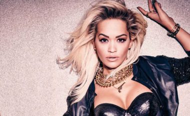 Rita Ora zbulon gjoksin në fotografinë e radhës (Foto)