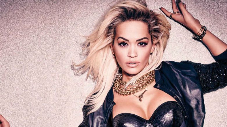 Rita Ora zbulon gjoksin në fotografinë e radhës (Foto)