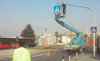 Vendosen shenja ndriçuese për qarkullim në rrugët e Shkupit