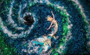 Sirenat notojnë në dhjetëmijë shishe plastike, për të treguar ndotjen në dete (Foto)