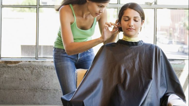 Stilistet e flokëve do të trajnohen për të identifikuar viktimat e dhunës (Foto)