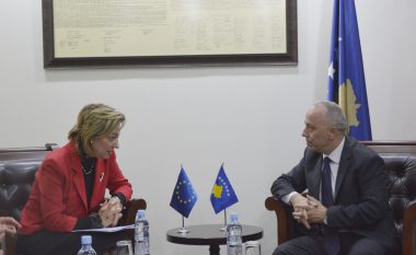 Zharku priti në takim përfaqësuesen e BE-së në Kosovë