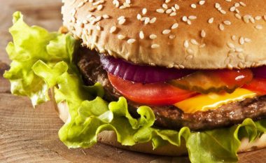 Thyen rekord në ngrënien e më së shumti hamburgerëve, për vetëm tre minuta (Video)