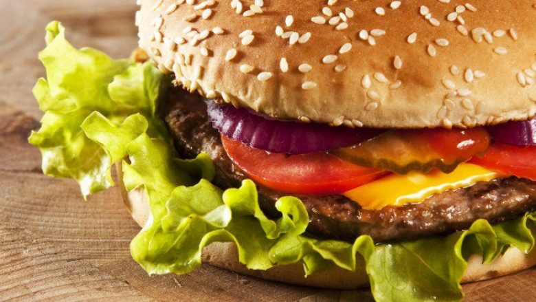 Thyen rekord në ngrënien e më së shumti hamburgerëve, për vetëm tre minuta (Video)