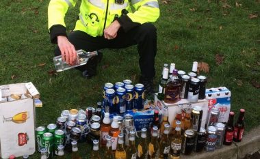 Tifozëve të futbollit iu konfiskua sasi e madhe alkooli, shikoni reagimin e policit (Foto)