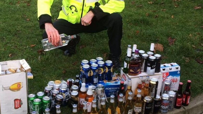 Tifozëve të futbollit iu konfiskua sasi e madhe alkooli, shikoni reagimin e policit (Foto)