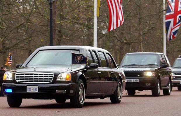 DTGFP  pic by Geoff Pugh  19/11/2003 The Bush car moves down The Mall from Buckingham Palace