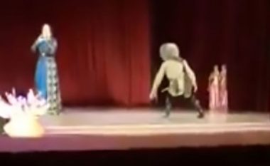 Valltari vdes në skenë, publiku duartroket duke menduar se është pjesë e shfaqjes (Video)