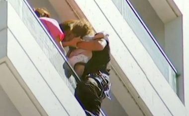 Zjarrfikësi largon fëmijën nga ballkoni i banesës që ishte përfshirë nga flakët (Video)