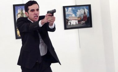 Rrëfimi tronditës i fotografit që kapi vrasjen e ambasadorit rus (Foto)