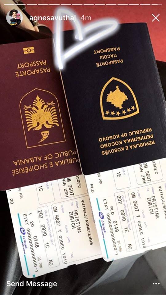 Pasaporta shqiptare e Agnesa Vuthajt në anën e majtë dhe pasaporta kosovare e motrës së saj në anën e djathtë. Foto nga Instagram Story