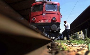 Treni godet një kamionetë në Pejë, lëndohen dy persona