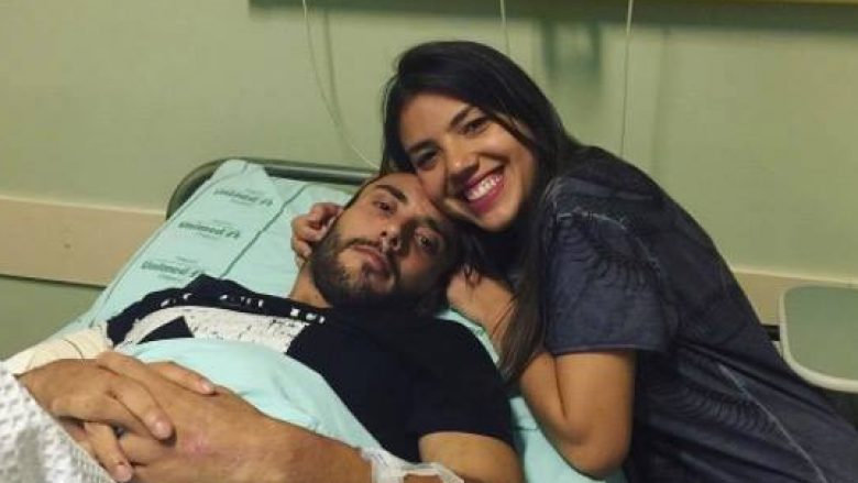 Emocionuese – Futbollisti i Chapecoesnes që i shpëtoi tragjedisë takohet me gruan (Foto)