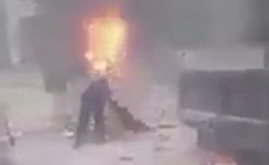 Pamje rrëqethëse: Një grua që digjet dhe të vdekur të shtrirë mbi gjakun e tyre në Aleppo (Video,+18)