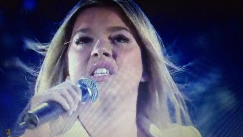Mes dhimbjes dhe lotëve, kështu e solli “Nëntorin” Arilena në gjysmëfinalen e “Këngës Magjike” (Foto/Video)