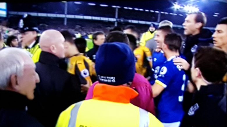Ozil kacafytet në hyrje të tunelit me lojtarët e Evertonit, Xhaka i del në ndihmë (Video)