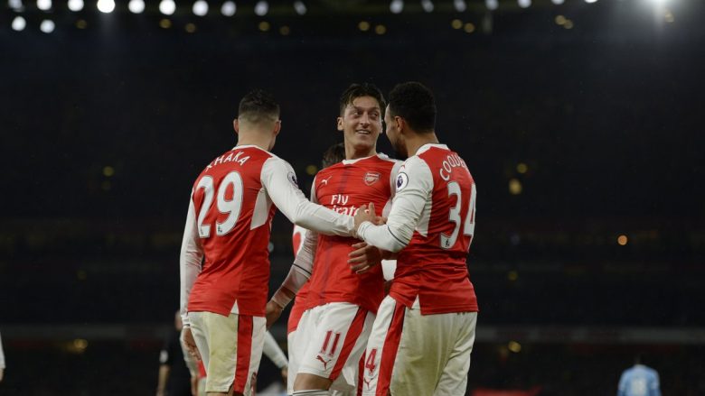 Xhaka mposht Shaqirin, Arsenali lider i përkohshëm i Ligës Premier (Video)
