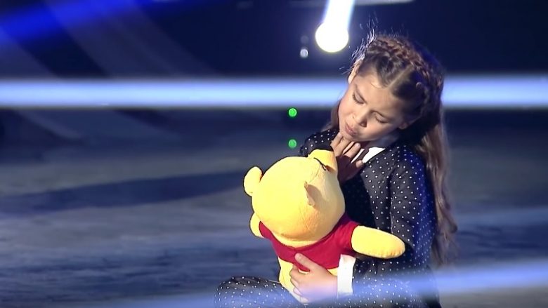 Kush është vogëlushja që mahniti publikun me interpretimin e saj në këngën e Rozana Radit? (Video)
