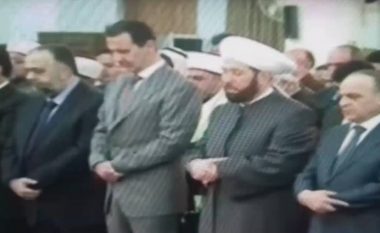Assad nuk ishte në gjendje të “qëndronte në këmbë” gjatë namazit! (Video)