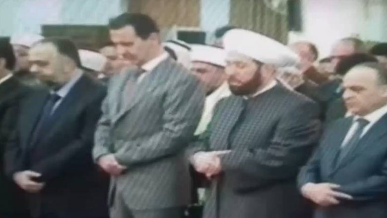 Assad nuk ishte në gjendje të “qëndronte në këmbë” gjatë namazit! (Video)