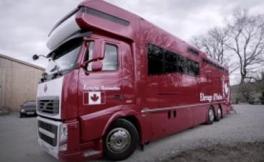 Nuk është kamion, as autobus, por është shtëpi luksi në katër rrotë! (Video)