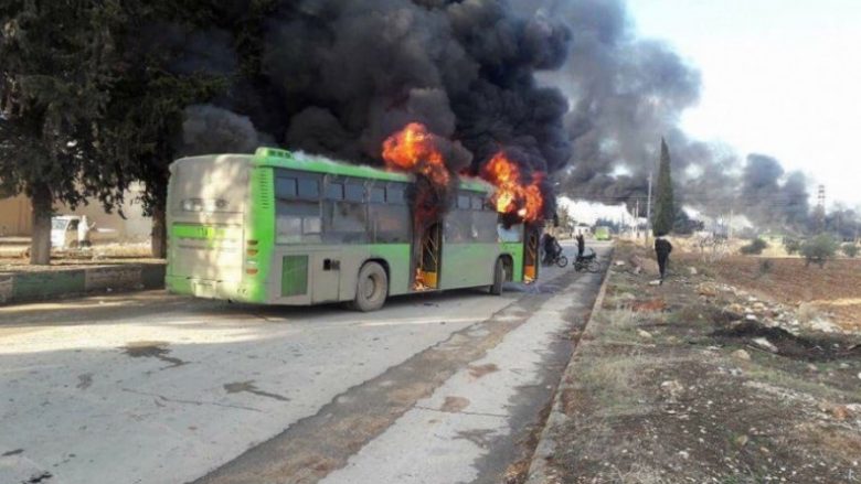 Sulmohen autobusët që ishin nisur për evakuimin e banorëve në Siri (Foto)