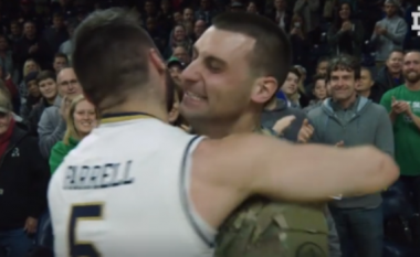 Ushtari kthehet nga Afganistani dhe befason vëllanë basketbollist (Video)