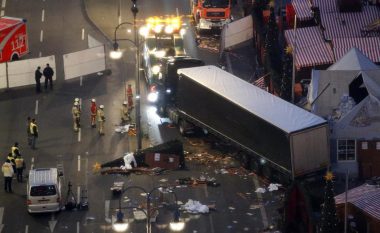 Momenti tragjik kur kamioni futet në tregun e Krishtlindjeve në Berlin (Video)
