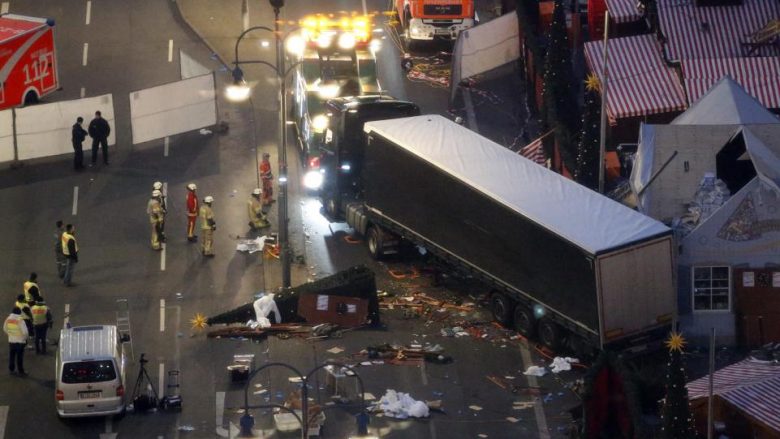 Momenti tragjik kur kamioni futet në tregun e Krishtlindjeve në Berlin (Video)