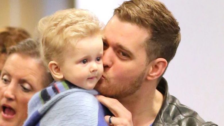 Michael Buble ndan lajm të mirë për djalin që po vuante nga kanceri (Foto)