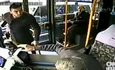 Burak Yilmaz sulmon shoferin e autobusit, por ky i fundit nuk qëndron duarkryq (Video)