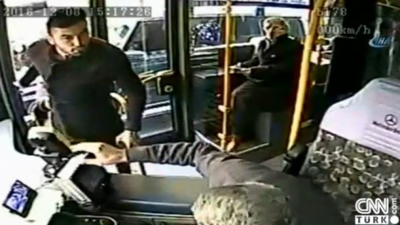 Burak Yilmaz sulmon shoferin e autobusit, por ky i fundit nuk qëndron duarkryq (Video)