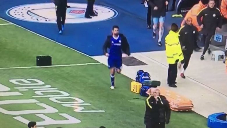 Costa vrapon nga banka rezervë vetëm për t’u përfshirë në përleshjen ekipore mes lojtarëve të Chelseat dhe Cityt (Video)