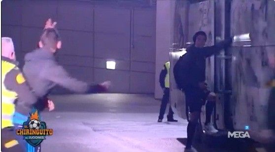 The fan passes the security barriers to meet CR7 and in the end the