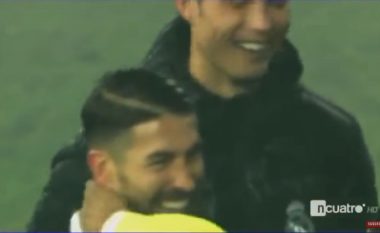 Momenti kur Ramos i tregon Ronaldos se si shpëtoi nga përjashtimi (Video)