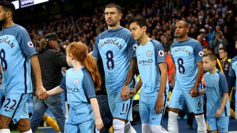 Manchester City largon shtatë lojtarë në fund të sezonit