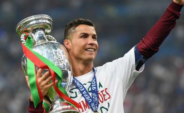 Ronaldo mesazh fëmijëve të Sirisë: Unë i famshëm, por ju jeni heronj – unë jam me juve! (Video)