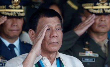 Presidenti i Filipineve: Kam hedhur njerëz të korruptuar nga helikopteri