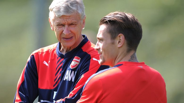 Debuchy nuk flet me Wengerin: Është mosmirënjohës!