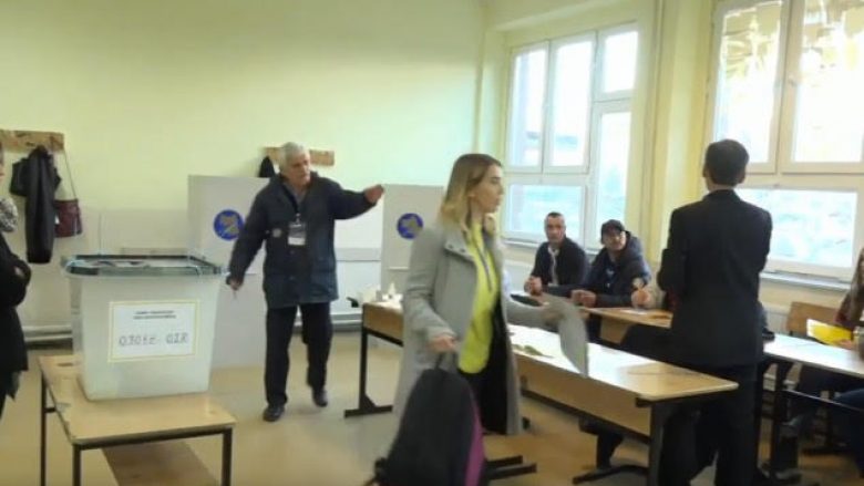 Debat i nxehtë në mes komisionerit dhe vëzhguesve (Video)