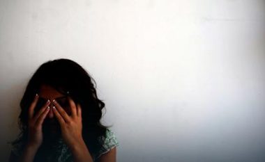 Krimi që shokoi botën: Babai përdhunoi të bijën për nëntë vite, ndërsa videot e aktit seksual ua dërgonte pedofilëve tjerë